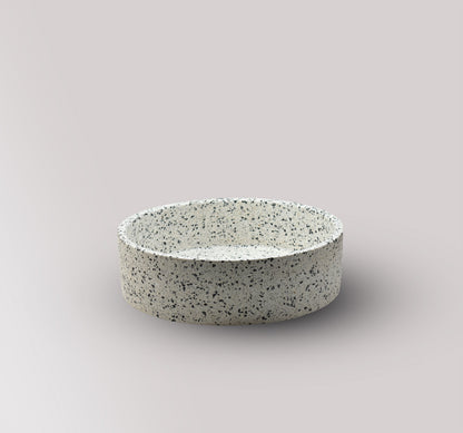 Lavabo de terrazo artesanal sobre encimera Eos Crema White — KreaConcrete