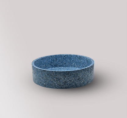 Lavabo de terrazo artesanal sobre encimera Eos Blue — KreaConcrete