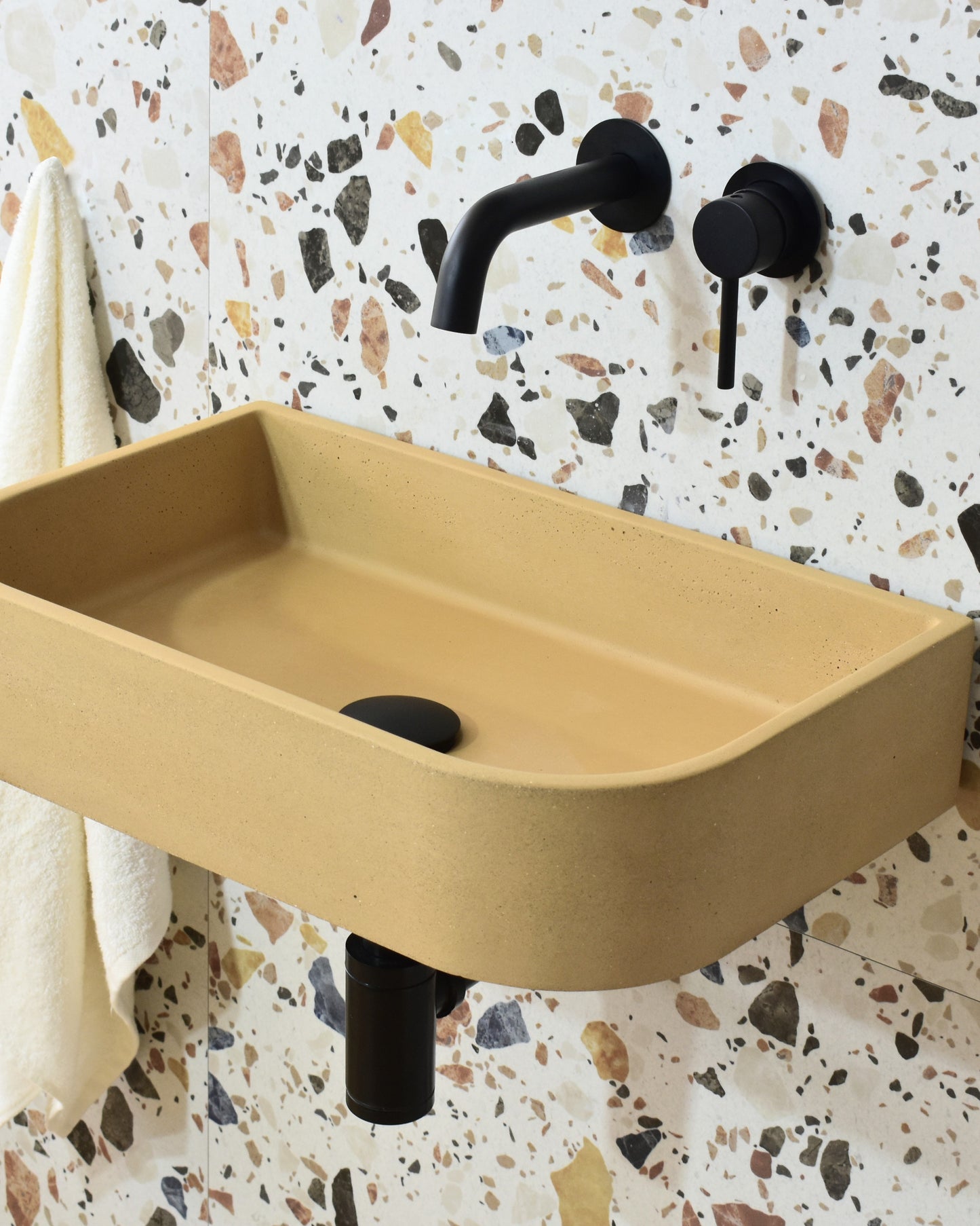 Wall-mounted concrete basin and sink