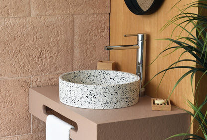 Lavabo de terrazo artesanal sobre encimera Eos Crema White — KreaConcrete