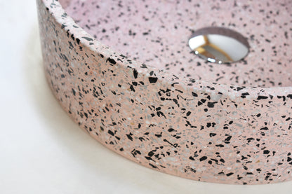 Lavabo de terrazo artesanal mural suspendido Eos Pink — KreaConcrete
