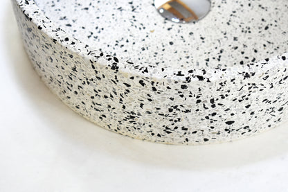 Lavabo de terrazo artesanal sobre encimera Eos Crema White — KreaConcrete