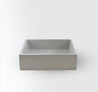 Lavabo de hormigón artesanal cuadrado sobre encimera Alba — KreaConcrete