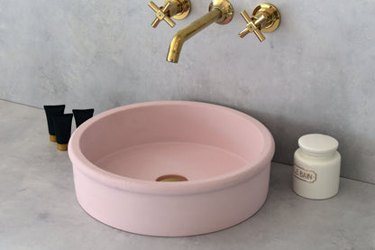 Lavabo de hormigón artesanal sobre encimera Duna — KreaConcrete