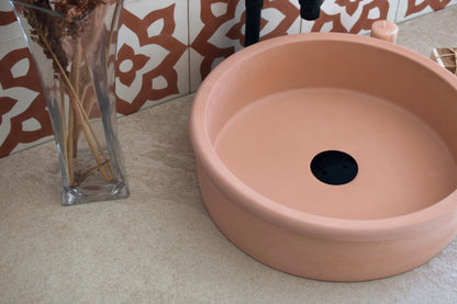 Lavabo de hormigón artesanal sobre encimera Duna — KreaConcrete