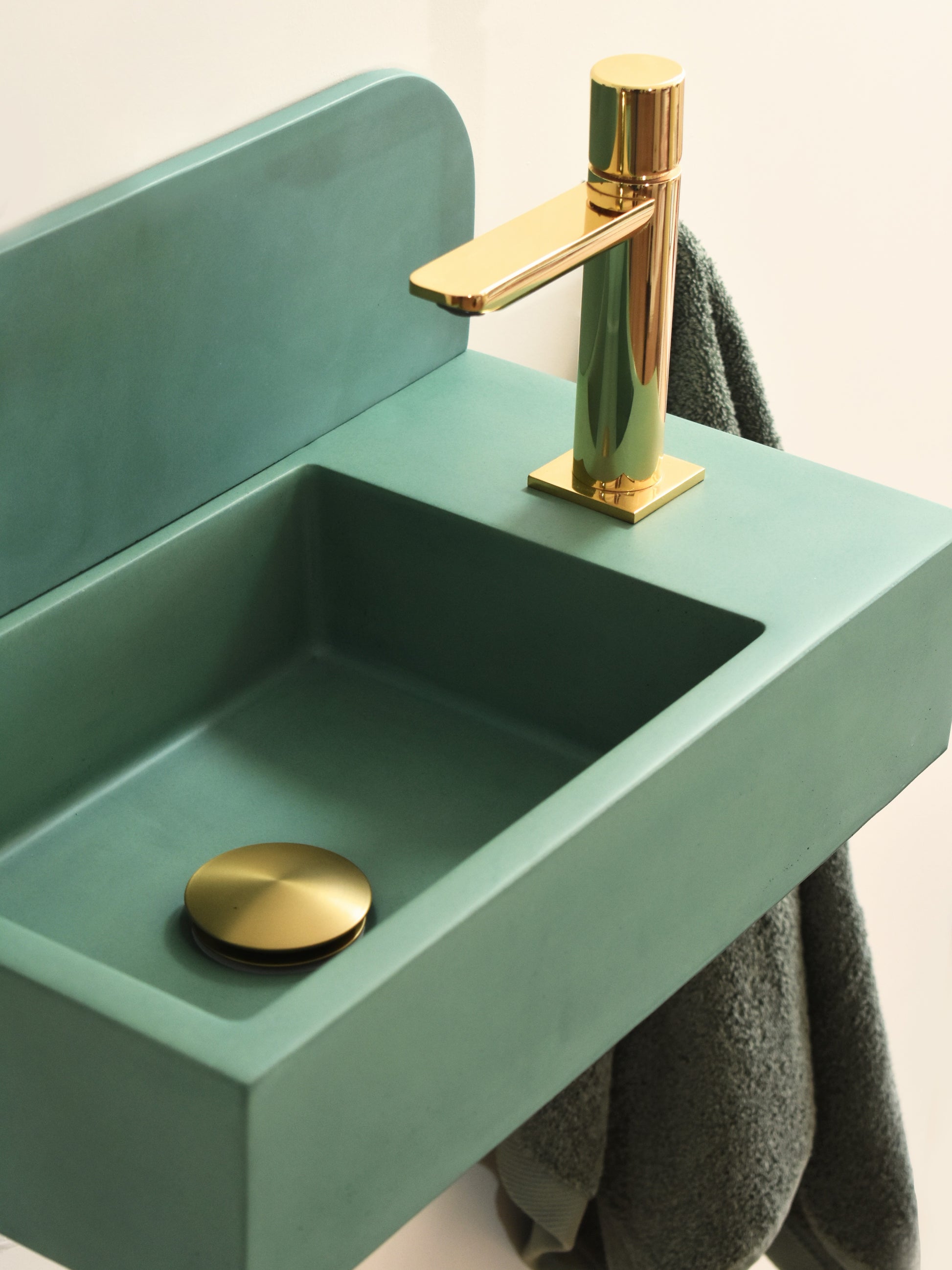 Lavabo de hormigón artesanal mural Aura — KreaConcrete