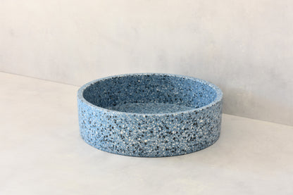 Lavabo de terrazo artesanal mural suspendido Eos Blue — KreaConcrete