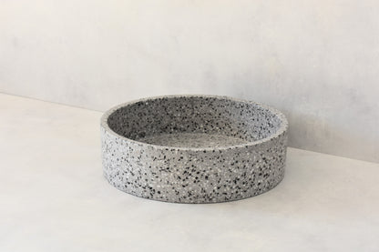 Lavabo de terrazo artesanal mural suspendido Eos Grey — KreaConcrete