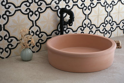 Lavabo de hormigón artesanal sobre encimera Duna — KreaConcrete