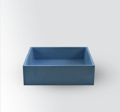 Lavabo de hormigón artesanal cuadrado sobre encimera Alba — KreaConcrete